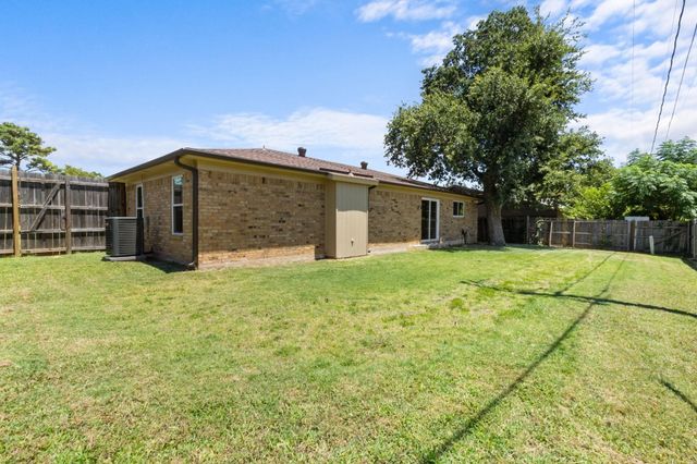 414 Hallmark Drive, Arlington, TX 76011