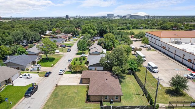 414 Hallmark Drive, Arlington, TX 76011