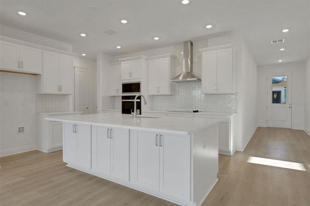 994 FIESTA KEY CIRCLE, Lady Lake, FL 32159