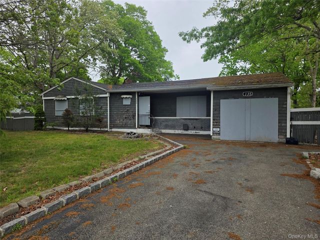 135 Margin Drive E, Shirley, NY 11967