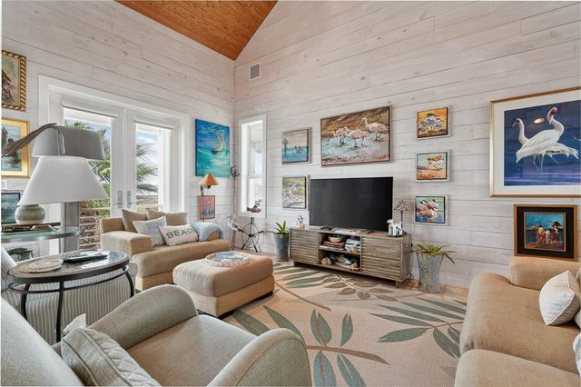 33 Lake Shore Circ, Rockport, TX 78382