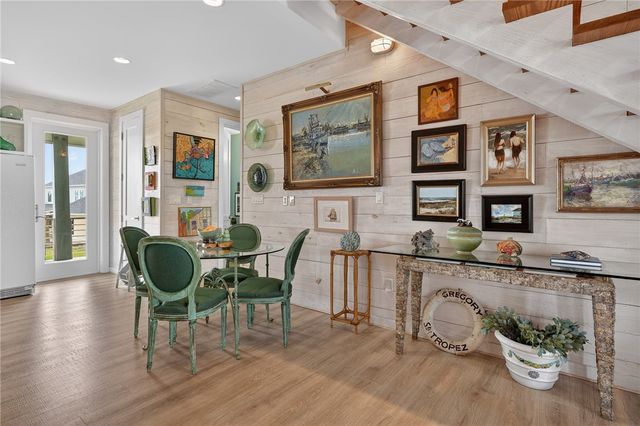 33 Lake Shore Circ, Rockport, TX 78382