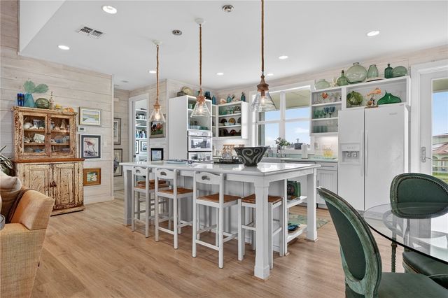 33 Lake Shore Circ, Rockport, TX 78382