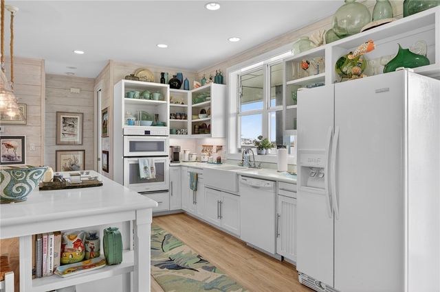 33 Lake Shore Circ, Rockport, TX 78382