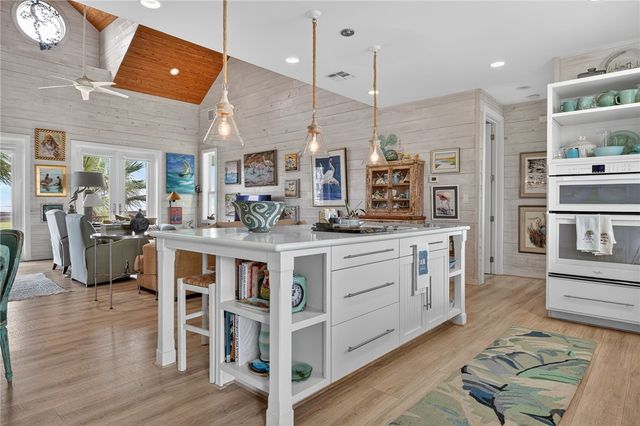 33 Lake Shore Circ, Rockport, TX 78382