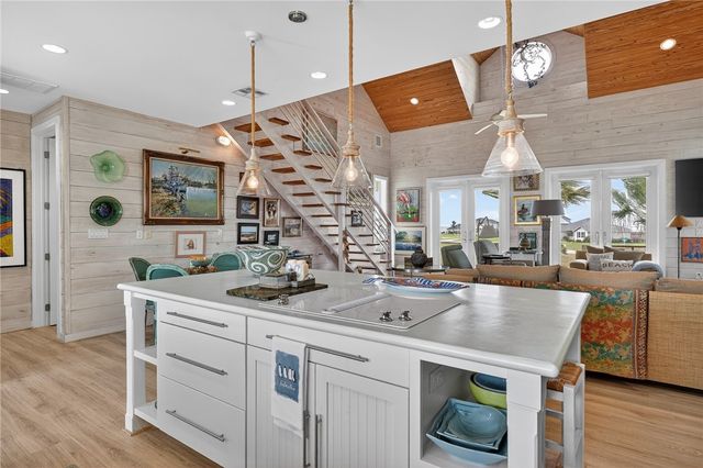 33 Lake Shore Circ, Rockport, TX 78382