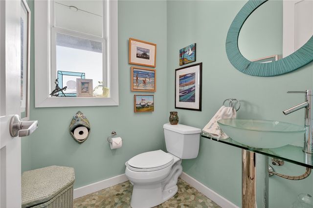 33 Lake Shore Circ, Rockport, TX 78382