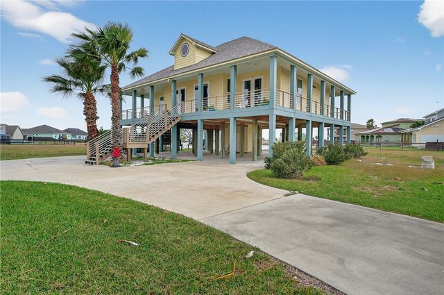 33 Lake Shore Circ, Rockport, TX 78382