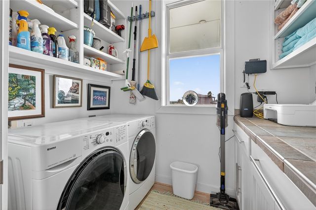 33 Lake Shore Circ, Rockport, TX 78382