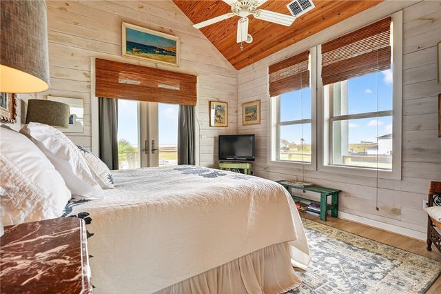 33 Lake Shore Circ, Rockport, TX 78382