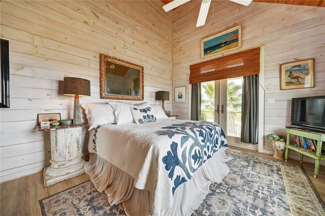 33 Lake Shore Circ, Rockport, TX 78382