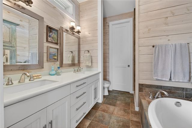 33 Lake Shore Circ, Rockport, TX 78382