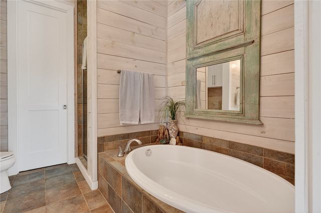 33 Lake Shore Circ, Rockport, TX 78382