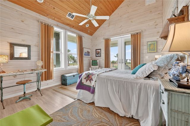 33 Lake Shore Circ, Rockport, TX 78382