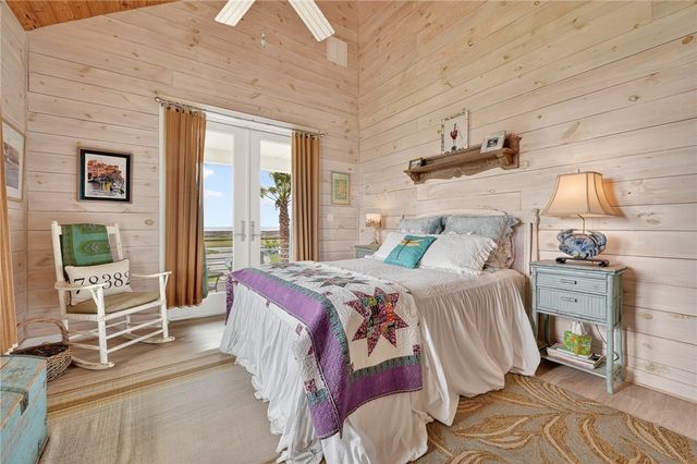 33 Lake Shore Circ, Rockport, TX 78382