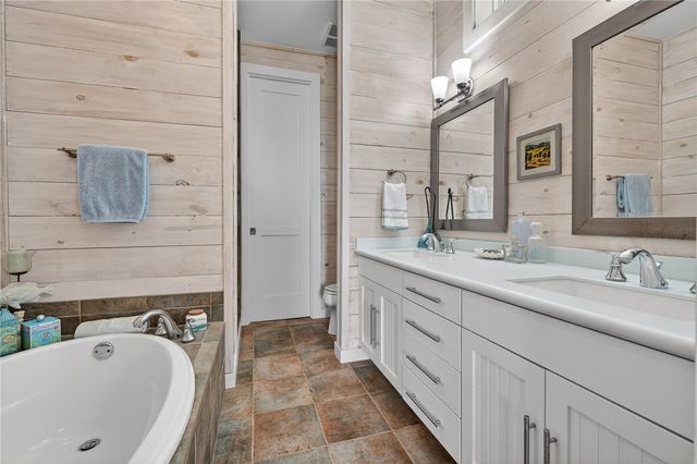 33 Lake Shore Circ, Rockport, TX 78382