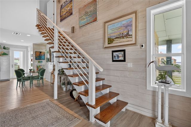 33 Lake Shore Circ, Rockport, TX 78382