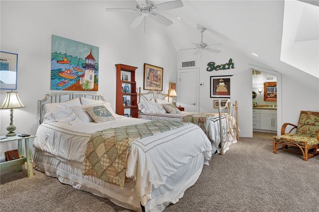 33 Lake Shore Circ, Rockport, TX 78382