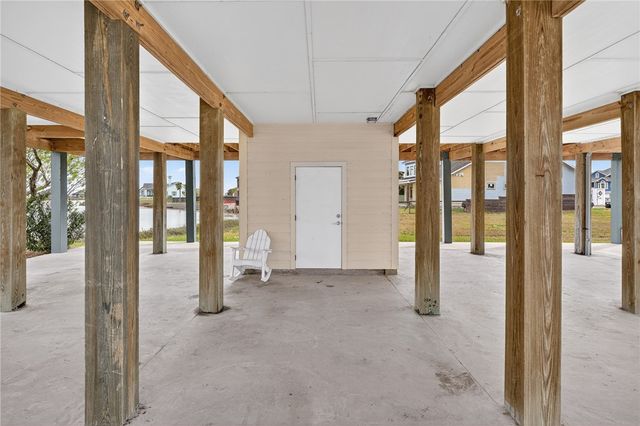 33 Lake Shore Circ, Rockport, TX 78382