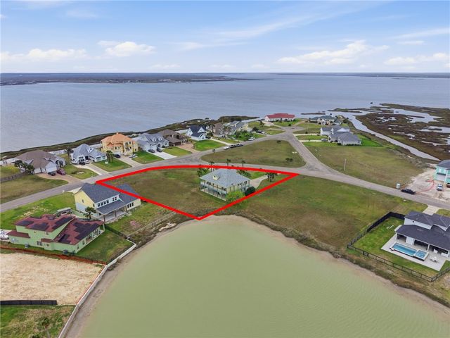 33 Lake Shore Circ, Rockport, TX 78382