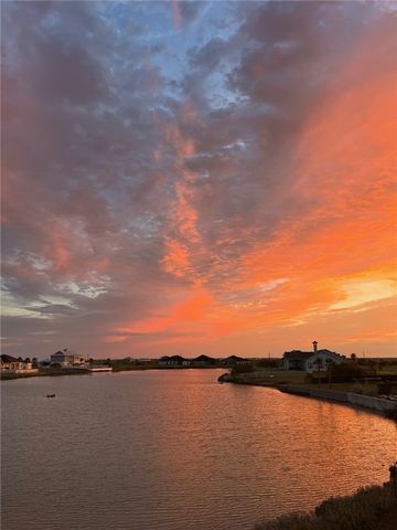 33 Lake Shore Circ, Rockport, TX 78382