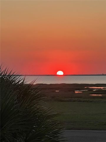 33 Lake Shore Circ, Rockport, TX 78382