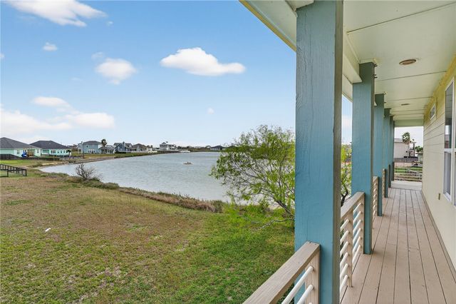 33 Lake Shore Circ, Rockport, TX 78382