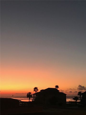 33 Lake Shore Circ, Rockport, TX 78382