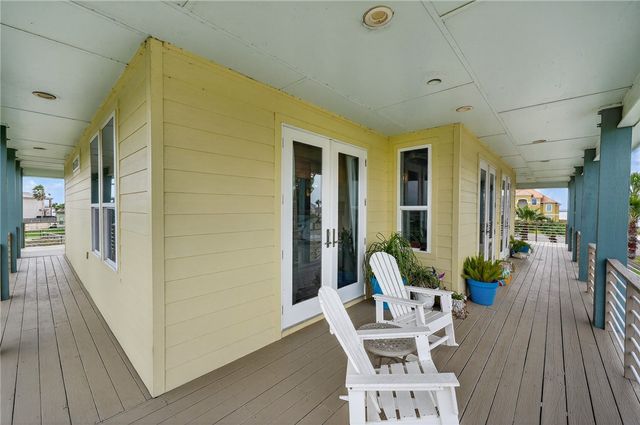 33 Lake Shore Circ, Rockport, TX 78382