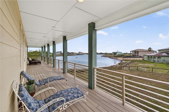 33 Lake Shore Circ, Rockport, TX 78382