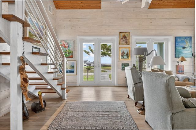 33 Lake Shore Circ, Rockport, TX 78382