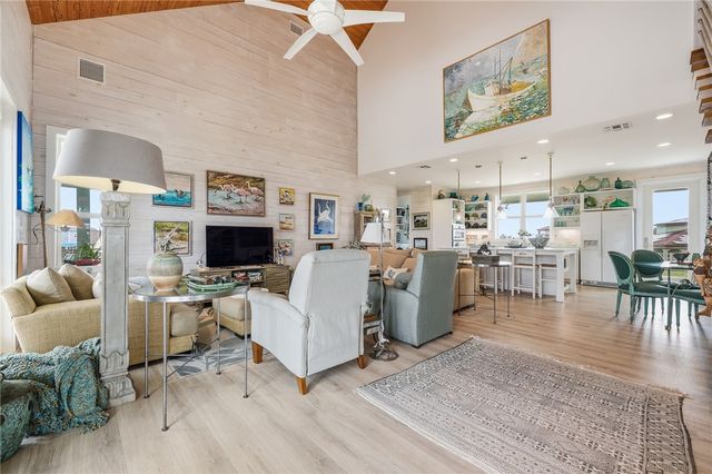 33 Lake Shore Circ, Rockport, TX 78382