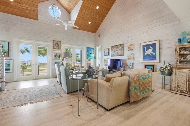 33 Lake Shore Circ, Rockport, TX 78382