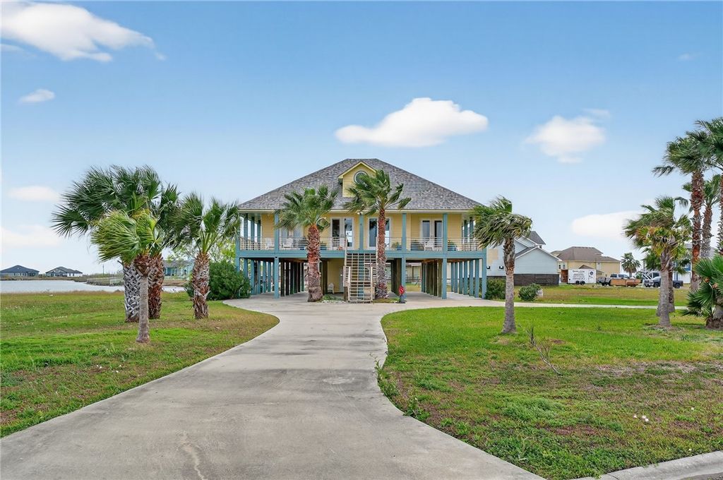 33 Lake Shore Circ, Rockport, TX 78382