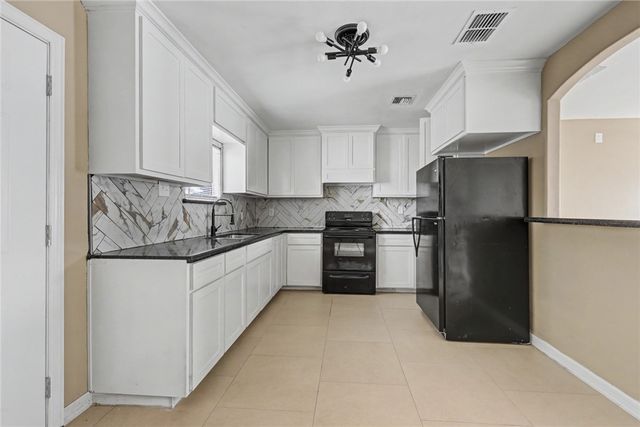 302 Palm Tree Dr, Mathis, TX 78368