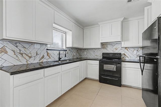 302 Palm Tree Dr, Mathis, TX 78368