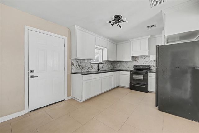 302 Palm Tree Dr, Mathis, TX 78368