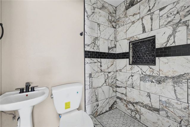 302 Palm Tree Dr, Mathis, TX 78368