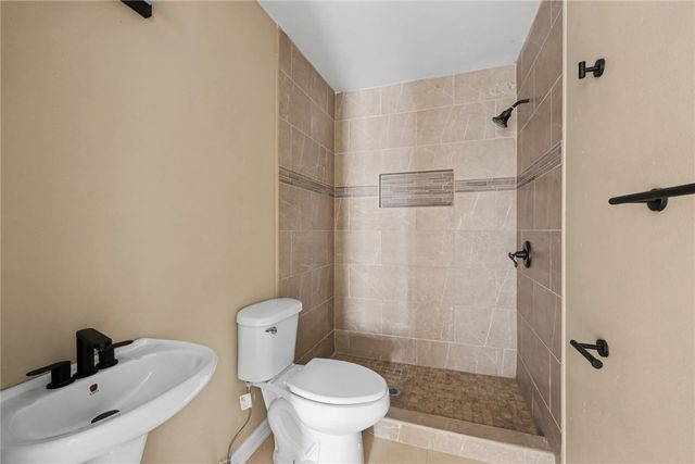 302 Palm Tree Dr, Mathis, TX 78368