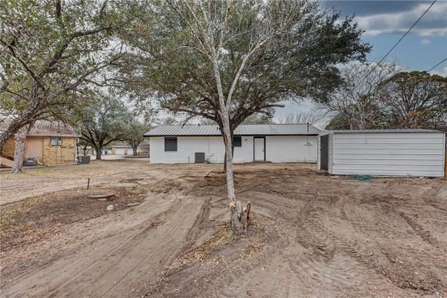 302 Palm Tree Dr, Mathis, TX 78368