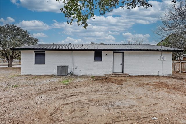 302 Palm Tree Dr, Mathis, TX 78368
