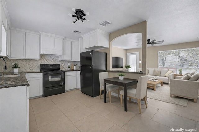 302 Palm Tree Dr, Mathis, TX 78368