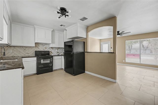 302 Palm Tree Dr, Mathis, TX 78368