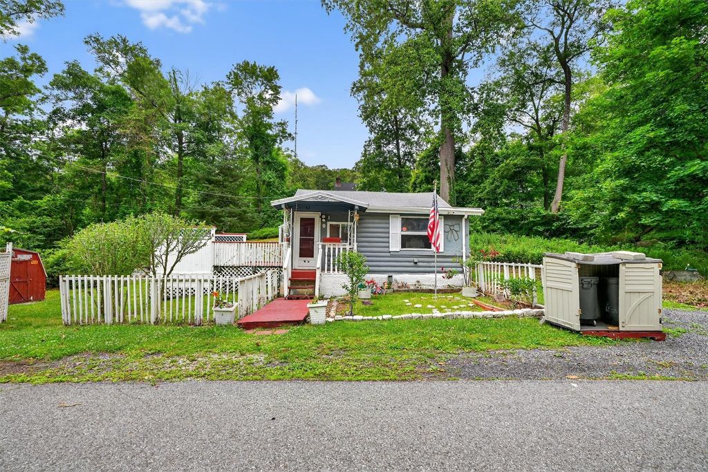 9 Mimosa Street, Lake Peekskill, NY 10537