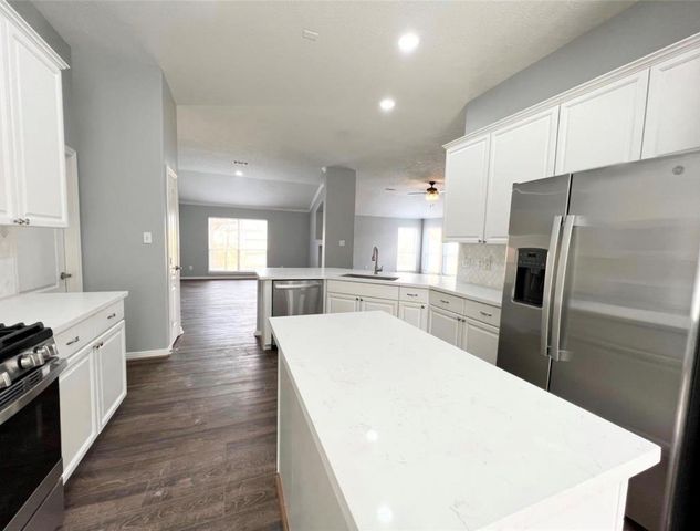 10005 W Chestnut Creek Way W, Pearland, TX 77584