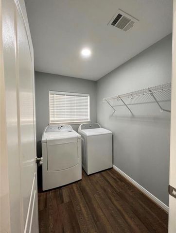 10005 W Chestnut Creek Way W, Pearland, TX 77584