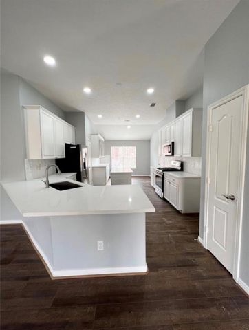 10005 W Chestnut Creek Way W, Pearland, TX 77584