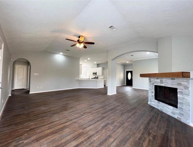 10005 W Chestnut Creek Way W, Pearland, TX 77584