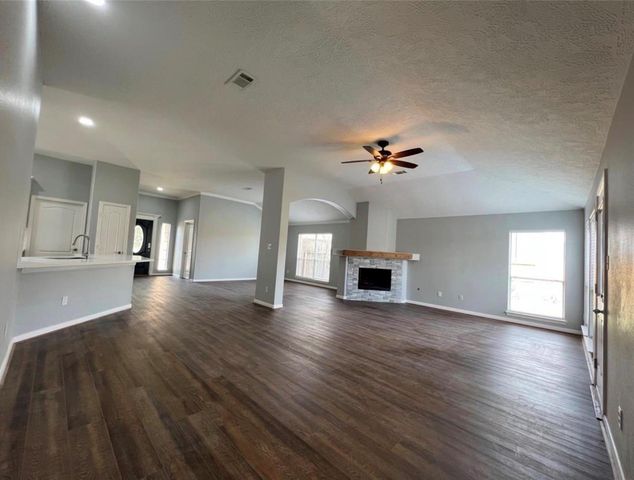 10005 W Chestnut Creek Way W, Pearland, TX 77584