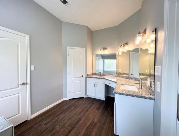 10005 W Chestnut Creek Way W, Pearland, TX 77584